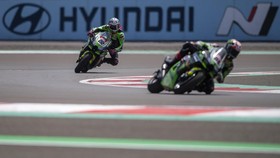 Hasil Race 2 WSBK Australia: Alex Lowes Menang Dramatis, Toprak Out