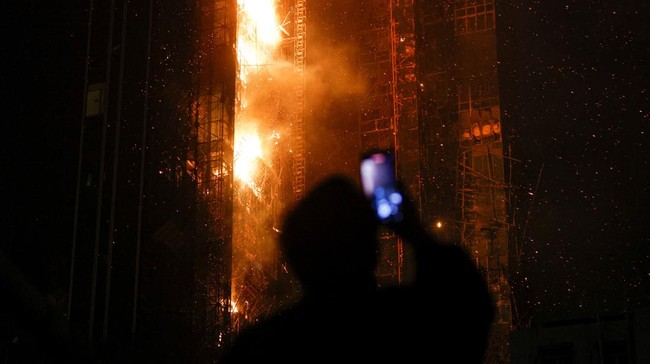 FOTO: Si Jago Merah Lahap Gedung Pencakar Langit di Hong Kong