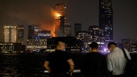 img-title FOTO: Si Jago Merah Lahap Gedung Pencakar Langit di Hong Kong