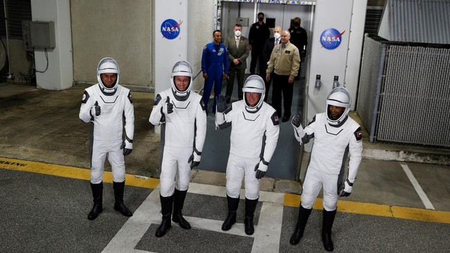 Sultan AlNeyadi, astronaut Arab pertama yang menjalankan misi panjang di ISS, meluncur ke luar angkasa dengan roket SpaceX.
