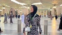 Kisah Stevie Agnecya Umrah Pertama sejak Mualaf, Alami Banyak Kejadian di Luar Nalar