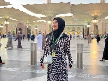 Kisah Stevie Agnecya Umrah Pertama sejak Mualaf, Alami Banyak Kejadian di Luar Nalar