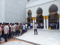 Salat Jumat Perdana Masjid Syeikh Zayed Solo, Saf Jemaah Penuh hingga Selasar