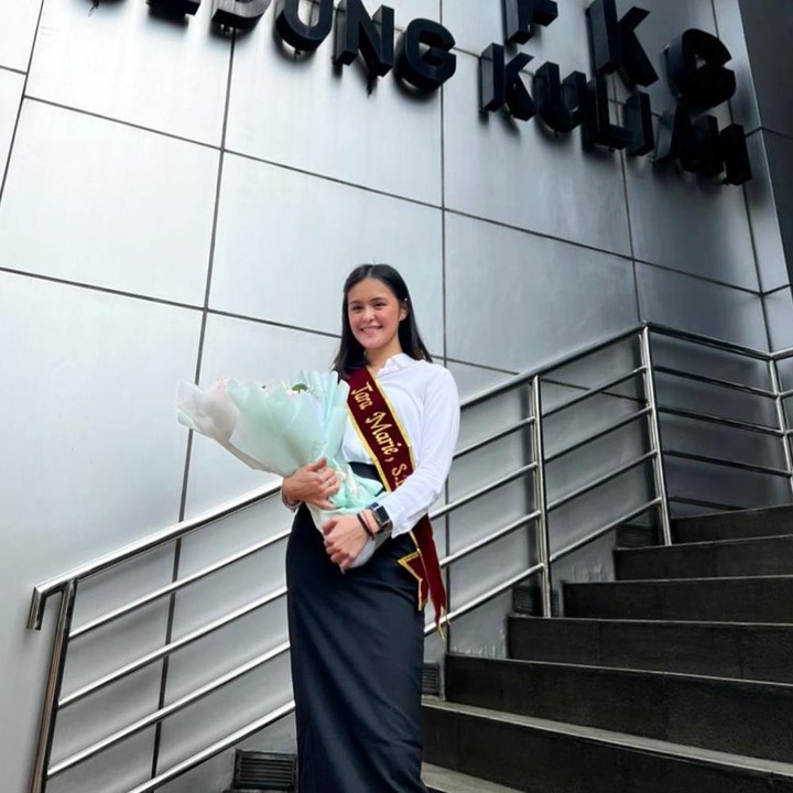 <p>Unggahan tersebut pun dibanjiri pujian dari warganet yang kagum dengan Tara. Pasalnya, dia berhasil meraih cita-citanya sebagai seorang dokter, Bunda. "Sayaaang kakak tara, <em>u will be one amazing dentist</em>! Cantik pulak, bijak pun! Semangat yaaah anak pertama <em>@taradermawan</em> <em>supporting other firstborns!</em>" tulis akun <em>@sophie**.</em> (Foto: Instagram@becktum)</p>