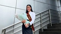 <p>Unggahan tersebut pun dibanjiri pujian dari warganet yang kagum dengan Tara. Pasalnya, dia berhasil meraih cita-citanya sebagai seorang dokter, Bunda. "Sayaaang kakak tara, <em>u will be one amazing dentist</em>! Cantik pulak, bijak pun! Semangat yaaah anak pertama <em>@taradermawan</em> <em>supporting other firstborns!</em>" tulis akun <em>@sophie**.</em> (Foto: Instagram@becktum)</p>