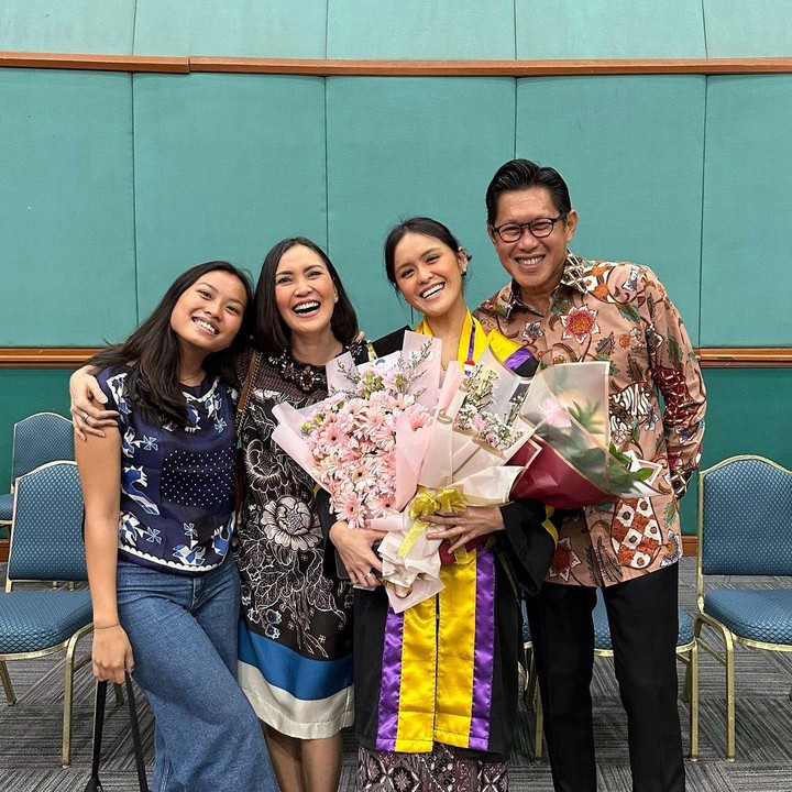 <p>Wanita kelahiran 17 April 2000 ini telah menyelesaikan pendidikannya sebagai dokter gigi pada Januari lalu. Tak hanya itu, Tara juga membuat bangga keluarganya karena menjadi salah satu wisudawati terbaik, lho, Bunda. (Foto: Instagram@becktum)</p>
