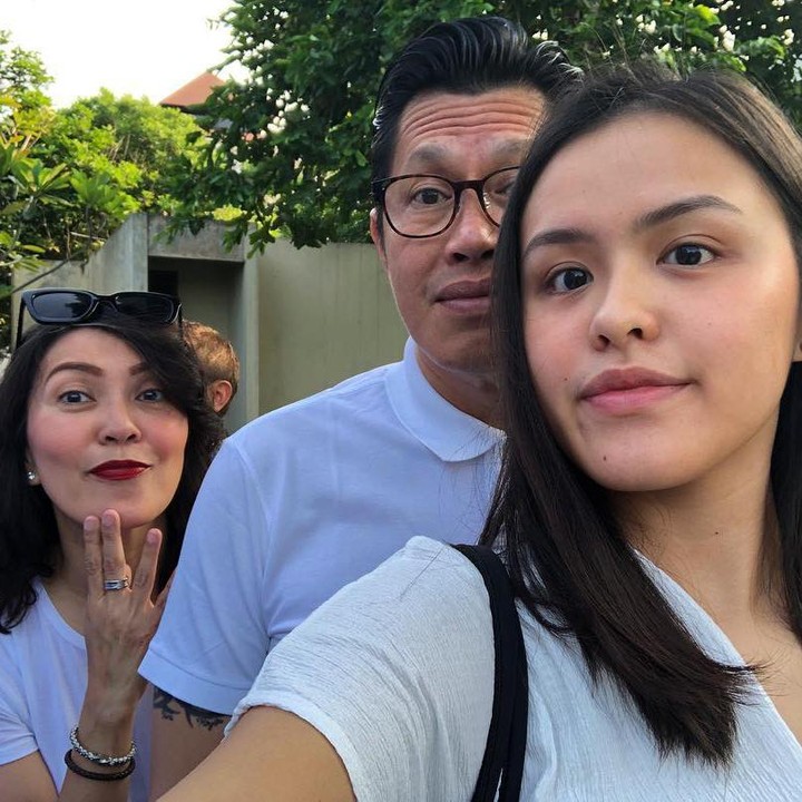 <p>Bunda, masih inget dengan artis dan presenter Becky Tumewu? Lama tak terlihat, ternyata Becky memiliki anak yang sudah gadis bernama Tara Marie Dermawan. Wajah cantiknya kerap muncul di beberapa postingan media sosial milik sang Bunda. (Foto: Instagram@becktum)</p>