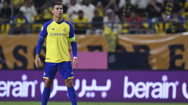 Cristiano Ronaldo senang bukan kepalang bisa mencetak gol lagi dari sebuah eksekusi tendangan bebas.