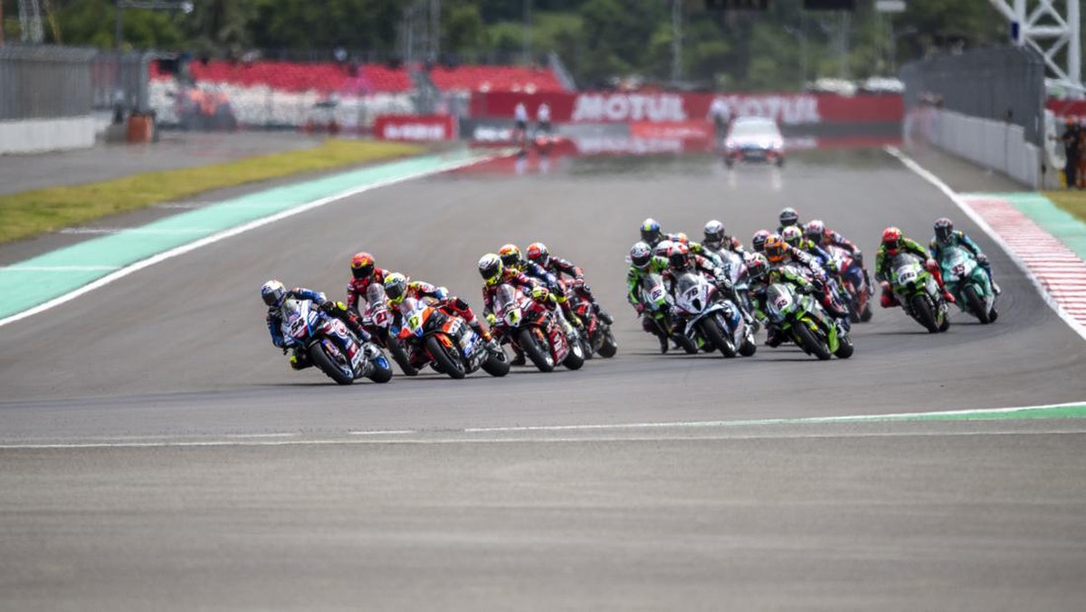 FOTO: Ngebut Tak Terkejar, Bautista Juara WSBK Mandalika 2023