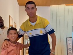 Pelukan dan Kalimat Khusus Ronaldo untuk Bocah Suriah