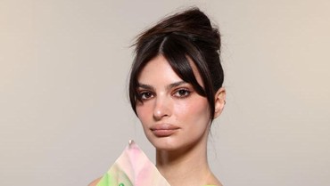 img-title Emily Ratajkowski Penah 'Tolak' Harry Styles