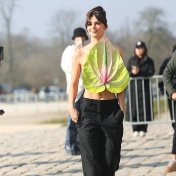 img-title Emily Ratajkowski Tampil Nyentrik Pakai Baju Bunga Anthurium di Paris Fashion Week 2023