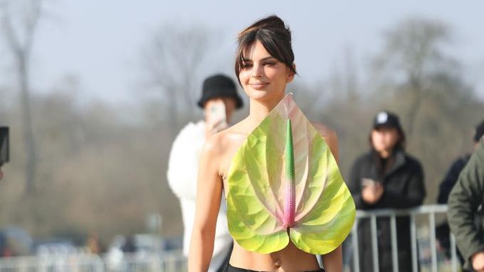 img-title Emily Ratajkowski Tampil Nyentrik Pakai Baju Bunga Anthurium di Paris Fashion Week 2023