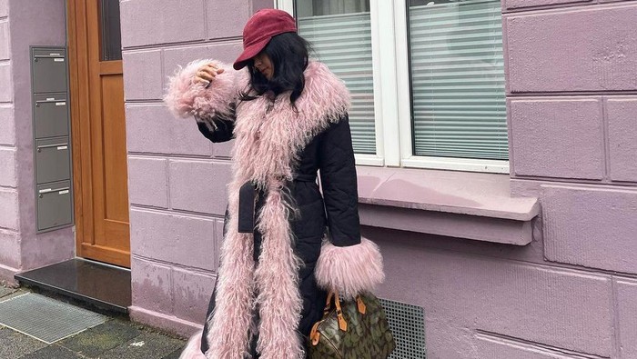img-title Inspirasi Gaya Musim Dingin yang Stylish ala Eva Celia saat Liburan di Eropa