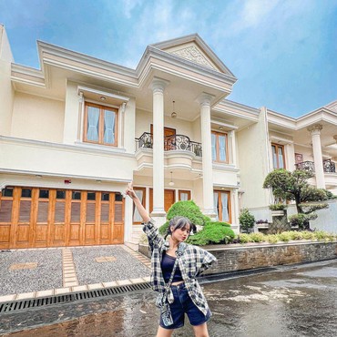 Putus dari Thariq Halilintar, Fuji Pamer Beli Rumah Mewah 2 Lantai