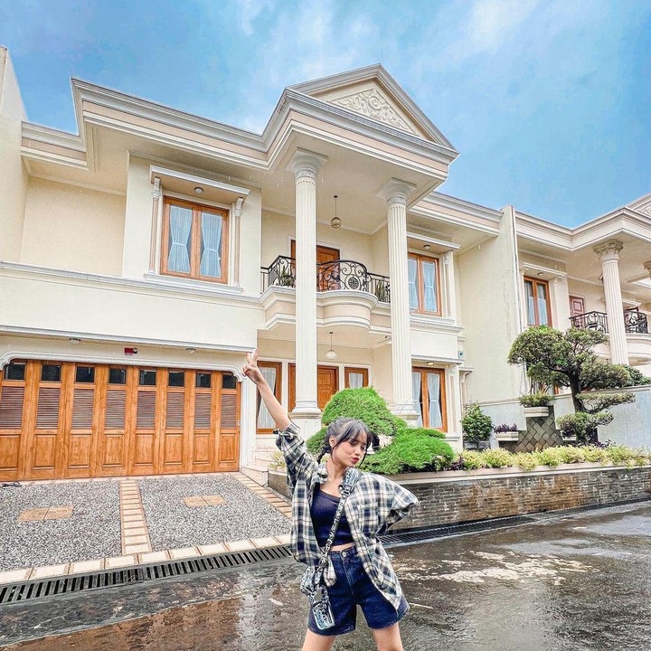 <p>Lewat akun Instagram pribadinya, Fuji An membagikan unggahan foto dirinya yang berpose di depan rumah baru. Fuji bercerita, memiliki rumah sendiri merupakan impiannya sejak masih kecil. "Alhamdulillah ya allah. Akhirnya impian aku dari kecil terwujud juga di tahun 2023," tulisnya. (Foto: instagram @fuji_an)</p>