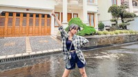 <p>Lewat akun Instagram pribadinya, Fuji An membagikan unggahan foto dirinya yang berpose di depan rumah baru. Fuji bercerita, memiliki rumah sendiri merupakan impiannya sejak masih kecil. "Alhamdulillah ya allah. Akhirnya impian aku dari kecil terwujud juga di tahun 2023," tulisnya. (Foto: instagram @fuji_an)</p>