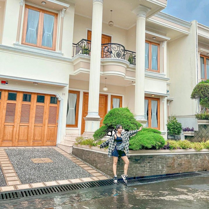 <p>Fujianti Utami Putri alias Fuji An bikin heboh warganet usai membeli rumah mewah di usia 20 tahun. Rumah baru itu terlihat sangat megah dan dibeli secara cash memakai penghasilannya sendiri, Bunda. (Foto: instagram @fuji_an)</p>