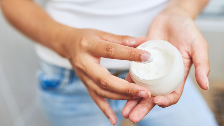 Ilustrasi skincare share in jar Cropped shot of an unrecognizable man holding moisturizer