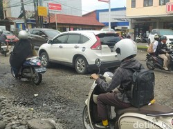 Jalan Antang Raya Makassar Depan Misi Pasaraya Rusak Parah, Picu Kemacetan