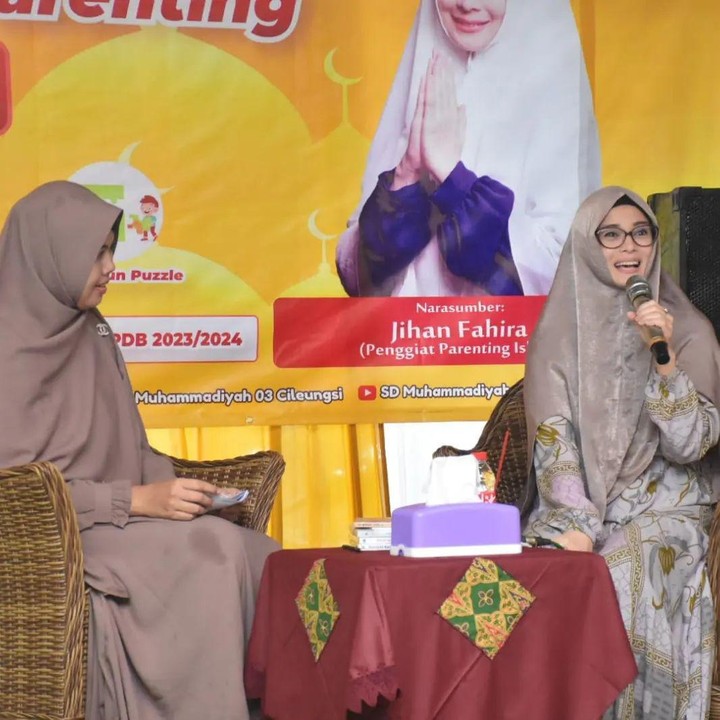 <p>Selain mengurus keluarga, Jihan baru-baru ini terlihat menghadiri acara sebagai pembicara di salah satu sekolah. Di sana, Jihan membagikan cerita seputar gaya <em>parenting</em> Islami, Bunda. Hal itu pun diketahui langsung dari beberapa potret yang diunggah Jihan di Instagram pribadinya. (Foto: Instagram@jihanfahirareal)</p>