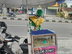 Go Go Power Rangers! Penjual Cilok Sleman Ini Jualan Berkostum Ranger Hijau