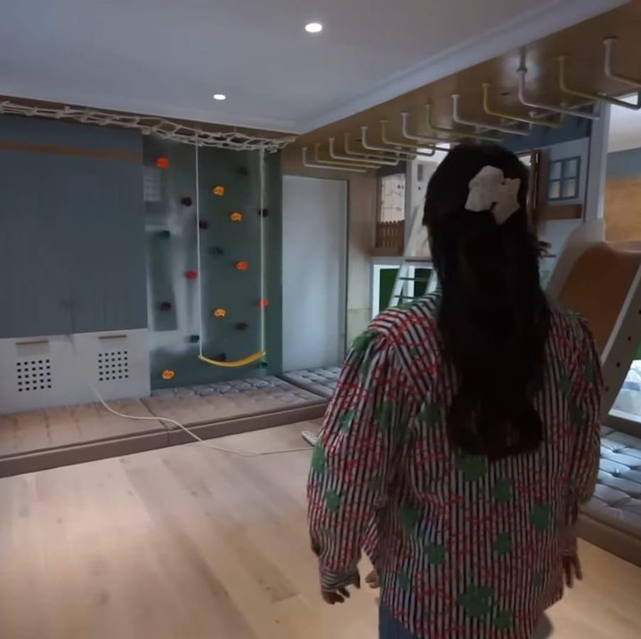 <p><em>Mini playground</em>-nya ini dilengkapi dengan dua area. Area pertamanya ini berupa rak buku yang dilengkapi dengan seluncuran. Sementara area keduanya ini adalah <em>mini climbing</em> yang aman untuk anak-anak. (Foto: YouTube Rans Entertainment)</p>