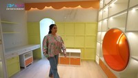 <p>Berbeda dengan kamar Si Kakak, kamar Rayyanza alias Cipung ini lebih didominasi warna dengan tone yang lebih cerah, seperti orange dan kuning, Bunda. Tak hanya itu, desain untuk interiornya juga cukup unik dan menarik, ya. (Foto: YouTube Rans Entertainment)</p>