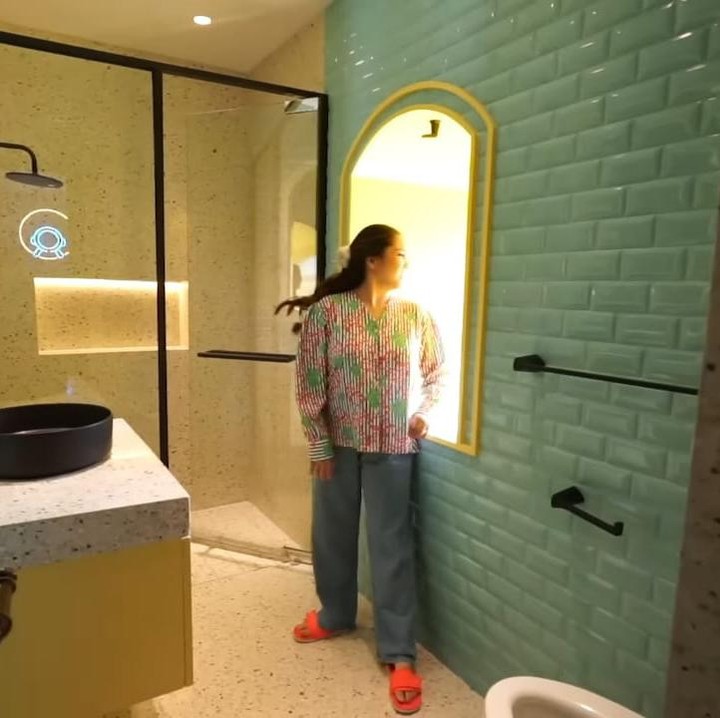 <p>Selain itu, kamar Rafathar juga dilengkapi dengan kamar mandi yang menggunakan warna dengan tone lebih cerah. Kamar mandinya ini juga sudah menggunakan closet otomatis, lho, Bunda. (Foto: YouTube Rans Entertainment)</p>