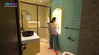 <p>Selain itu, kamar Rafathar juga dilengkapi dengan kamar mandi yang menggunakan warna dengan tone lebih cerah. Kamar mandinya ini juga sudah menggunakan closet otomatis, lho, Bunda. (Foto: YouTube Rans Entertainment)</p>