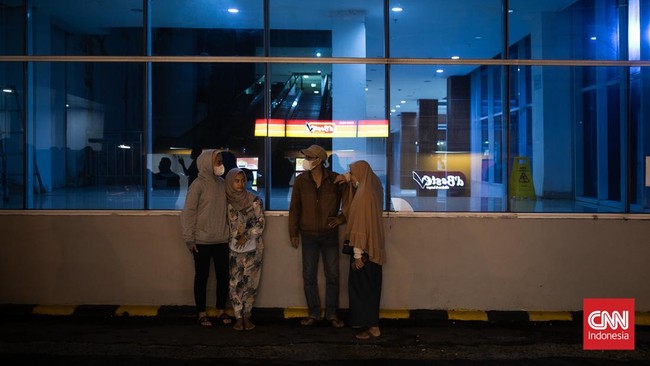 Popok bayi, selimut hingga obat-obatan menjadi kebutuhan korban kebakaran depo Pertamina Plumpang di pos pengungsian.