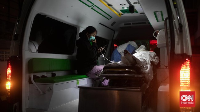 FOTO: Warga Cari Keluarga yang Jadi Korban Kebakaran Plumpang
