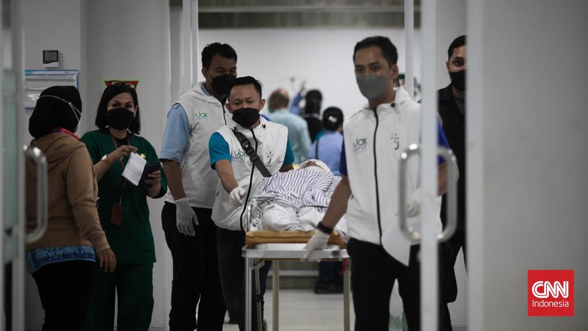 FOTO: Warga Cari Keluarga yang Jadi Korban Kebakaran Plumpang