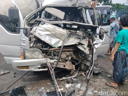 Elf Rombongan Peziarah Tabrak Truk Parkir di Pantura Tuban, 9 Orang Luka