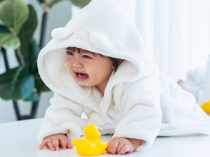 Kenapa Bayi Sering Menangis saat Memakai Baju? Ini Faktanya