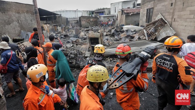 Korban Tewas Kebakaran Depo Pertamina Plumpang Jadi 19 Orang Tiga anak berusia belasan tahun yang masih dalam pencarian terpisah dengan orang tuanya saat menyelamatkan diri dari kebakaran Depo Pertamina Plumpang.