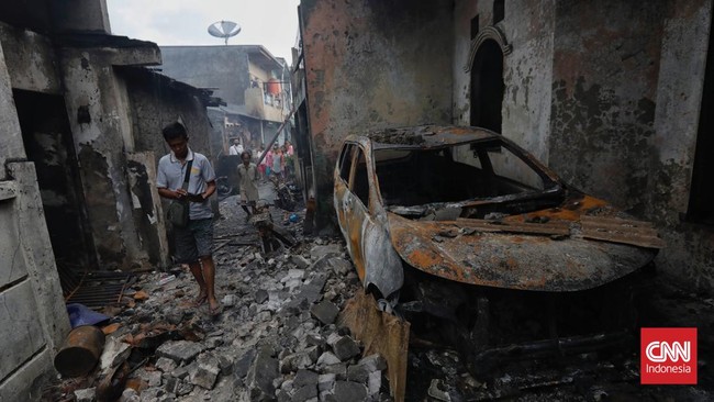 Dokumen yang ikut hangus terbakar membuat keluarga korban kebakaran Depo Pertamina Plumpang kesulitan mencari anggota keluarganya yang tak ditemukan.