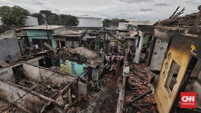 Warga Tanah Merah bertahun tinggal berdempetan dengan Depo Pertamina Plumpang. Meski memiliki IMB, area tersebut tidak aman untuk dijadikan tempat tinggal.