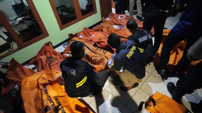 Polri saat ini berupaya mengidentifikasi korban kebakaran Depo Pertamina Plumpang, pada Jumat (3/3) malam.