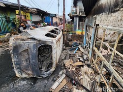 Cerita Mobil Terbalik di Lokasi Kebakaran Depo Pertamina Plumpang
