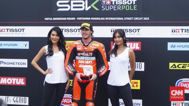 Pembalap Aruba.it Racing Nicolo Bulega menang di superpole Race 1 WSSP Mandalika 2023.