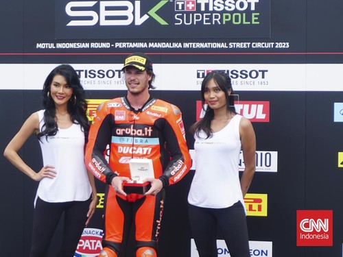 Pembalap Aruba.it Racing Nicolo Bulega menang di superpole Race 1 WSSP Mandalika 2023.