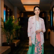 Gaya Elegan Laura Basuki Ini Bisa Jadi Referensi Outfit untuk Bertemu Calon Mertua