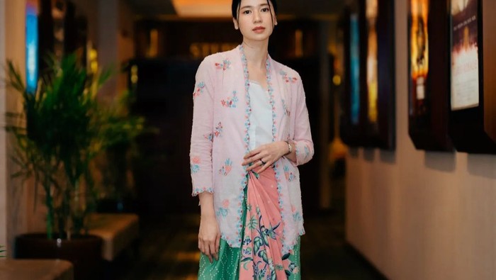 img-title Gaya Elegan Laura Basuki Ini Bisa Jadi Referensi Outfit untuk Bertemu Calon Mertua