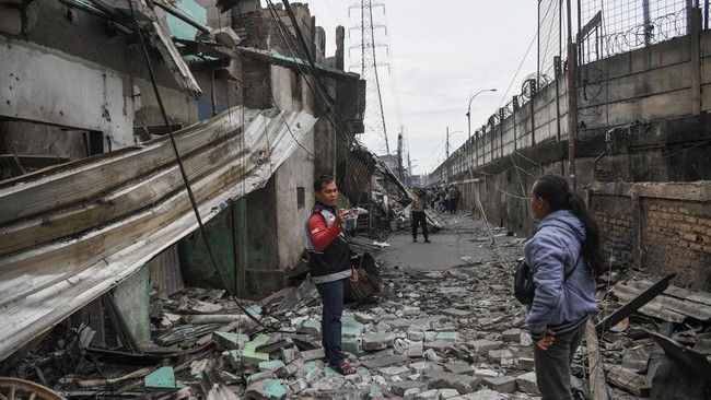 Kebakaran hebat melanda depo Pertamina Plumpang, Koja, Jakarta Utara, hingga menewaskan belasan orang dan mengakibatkan puluhan lainnya luka-luka.