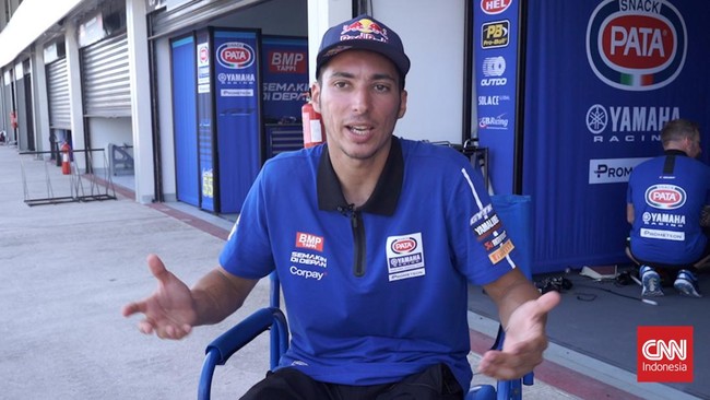 Pembalap Pata Yamaha Toprak Razgatlioglu memberikan komentarnya usai finis di posisi kedua pada Race 1 World Superbike (WSBK) Mandalika 2023.
