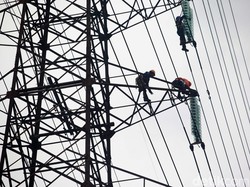 Heboh, Pria di Kulon Progo Panjat Tower Sutet 70 Meter