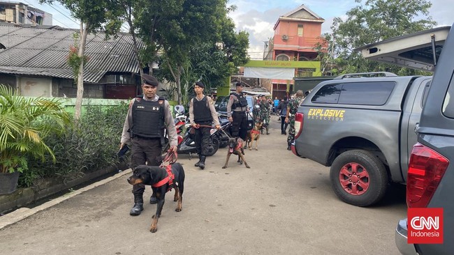 Polda Metro Jaya menerjunkan anjing pelacak unit K-9 untuk mencari korban hilang kebakaran depo Pertamina Plumpang, Jakarta Utara.