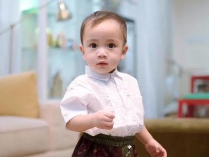 7 Potret Rayyanza 'Cipung' Anak Raffi Ahmad Belajar Salat Bikin Heboh Fans