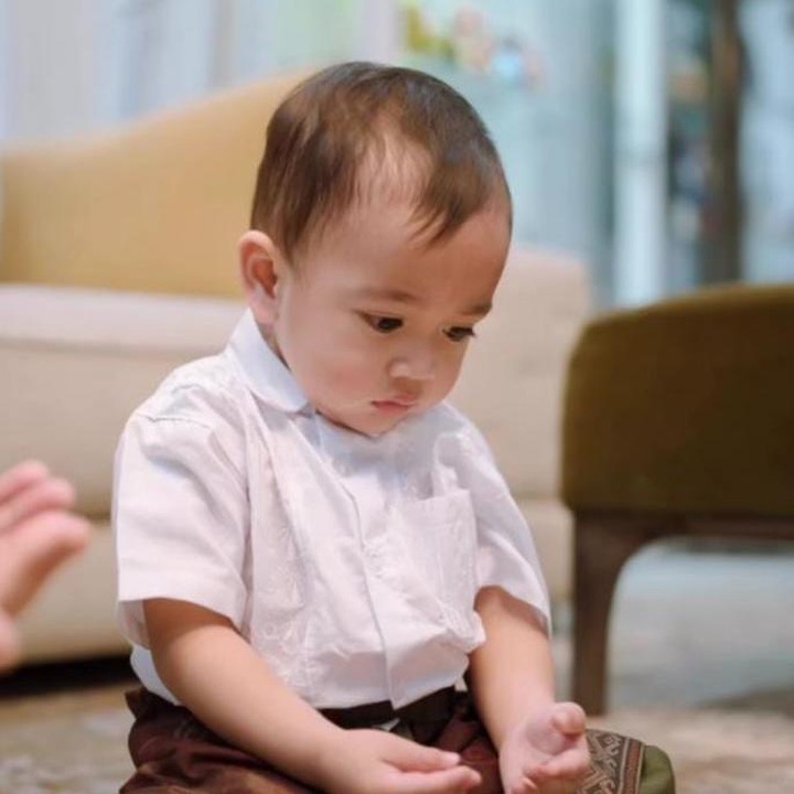 <p>Semakin membuat warganet heboh dengan tingkahnya, Cipung juga terlihat sangat khusyuk saat duduk dan menaruh kedua tangannya seperti sedang berdoa. <em>"Masyaallah</em> rayyanza gemees banget ya Allah ganteng," tulis akun <em>@sihhan**.</em> (Foto: Instagram@merryraffiahmad)</p>